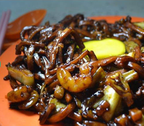 Hokkien mee (mì đen) Hokkien mee là mì trứng ăn cùng nước xốt tương đen, thịt heo, mực, gan lợn, tôm, mỡ lợn và choi sum (bẹ cải).