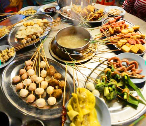 Satay celup (Lẩu) Satay celup hay còn gọi là Lok lok thực chất là một loại lẩu nhúng. Thực khách sẽ nhúng các đồ ăn, thường được xiên que vào nồi nước dùng sốt đậu nóng. Những đồ ăn kèm thường là sò huyết, trứng chim cút, váng đậu chiên, thịt viên, bóng cá và tôm.