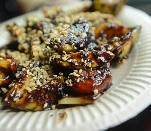 Rojak (salad)  Món salad mặn ngọt này thường bao gồm trái cây, rau thái nhỏ rưới đẫm nước sốt tôm và rắc thêm lạc xay. Ngoài ra, thành phần còn có xoài xanh, dưa chuột, giá đỗ, đậu hũ chiên và táo xanh. Ở Penang, người ta cho thêm mực chiên, ổi, mật ong mà không cho giá đỗ hay đậu hũ. Rojak thường có vị chua nhiều hơn ngọt. Hương vị là sự tổng hợp của đường, nước cốt chanh, ớt cay, mặn của mắm tôm.