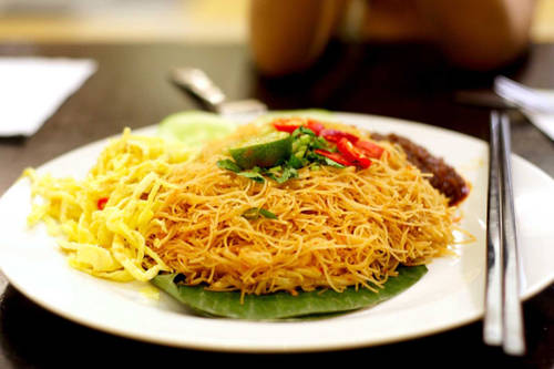 Mee siam (mì Thái) Món ăn nay thực chất không bắt nguồn từ Thái Lan. Món gần giống ở Thái có tên Mee Kati, thường thêm nước cốt dừa với cách trình bày và phục vụ khác mee siam. Mee siam được sáng tạo bởi một người Peranakan gồm bún gạo sợi mỏng sốt me, hỗn hợp gia vị (nước mắm) và sốt đậu tương, trên cùng là đậu muối, trứng tráng thái nhỏ, tôm, thịt gà, hành tây. Món ăn có vị chua ngọt và cay khó quên, không có ở bất kỳ món mì Malaysia nào khác.