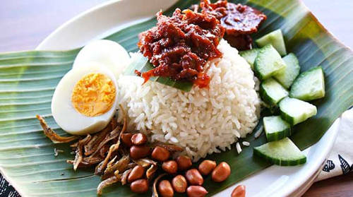 Nasi Lemak (cơm dừa truyền thống) Món cơm dừa là đồ ăn truyền thống của Malaysia, gồm có cơm trắng nấu nước cốt dừa phục vụ trên lá chuối (hoặc bát đĩa có hình lá chuối) cùng cá cơm chiên, lạc rang, dưa chuột và trứng luộc thái lát. Ngoài ra có thể ăn cùng mực, thịt gà, sò, thịt bò rendang và rau muối.