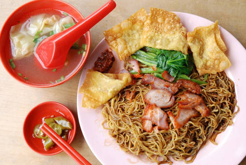 Mì wonton Ngày xưa mì wonton có tên gọi là tok tok mee, để thể hiện âm thanh que tre va vào nhau mà những người bán mì gõ để mời thực khách. Wonton thường là mì sợi mỏng ăn cùng cải xoăn Trung Quốc (kai lan), thịt heo quay xá xíu và hoành thánh nhồi nhân thịt lợn, tôm băm nhỏ. Phiên bản mì khô trộn cùng nước sốt tương đen và hẹ.