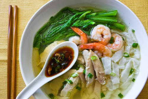 Ipoh hor fun (mì dẹt kiểu Perak) Thành phố Ipoh, bang Perak bao quanh bởi núi đá vôi, ảnh hưởng lớn đến các dòng suối nơi đây. Nước suối được dùng để nấu mì Ipoh hor fun mang hương vị khác biệt không nơi nào có. Món này có nguồn gốc từ cộng đồng người Hoa ở Perak. Nước dùng từ gà và tôm, trong mì có hẹ Trung Quốc, thịt gà xé và thịt tôm.