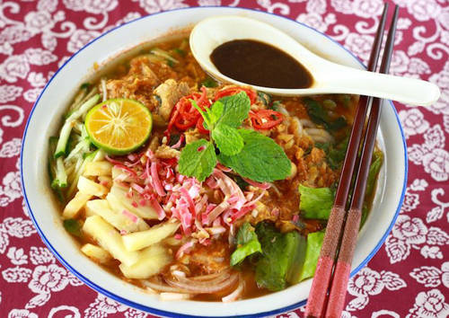 Penang assam laska (mì Laske me kiểu Penang) Laska là món ăn phổ biến ở Malaysia và Singapore. Phiên bản laska của Penang có thêm assam (me) trong nước dùng mang lại vị chua thơm độc đáo. Những sợi mì dày, cá mackerel xé nhỏ, các loại thảo mộc hấp dẫn với xả, gừng và lá bạc hà tạo nên bát assam laska hương vị khó quên. Tuy nhiên, một bát assam laska chính hiệu không thể thiếu hae ko (mắm tôm).