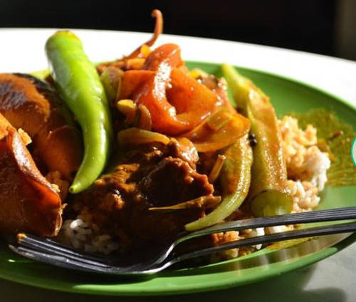 Nasi kandar (cơm cà-ri) Cộng đồng người Ấn ở Malaysia đã có công không nhỏ trong việc làm phong phú thêm nền ẩm thực nước này. "Nasi" tiếng Malay là gạo trắng. "Kandar" là cái ách bằng gỗ hoặc tre thường xuất hiện trong các quầy hàng vỉa hè ở Ấn Độ thời xưa, giúp giữ thăng bằng cho xe thức ăn. Bên cạnh cơm, thực khách có thể chọn đồ ăn kèm như lá lách bò, thịt bò, mực chiên, gà chiên, đậu bắp, gà rán, mướp đắng và cà tím. Đồ ăn kèm có thể để luôn trên cơm hoặc phục vụ trong bát nhỏ riêng.