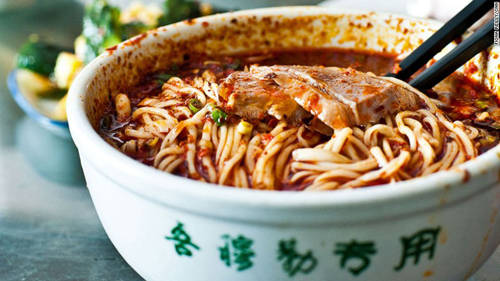 Mì tay kéo Lan Châu Đây là món ăn của những người theo đạo Hồi, nổi tiếng ở thành phố Lan Châu, tỉnh Cam Túc. Những sợi mì được kéo dài, mỏng tang, ăn kèm với canh thịt bò, rau mùi, hành tây.