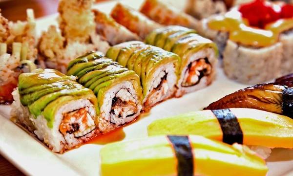 6. Sushi kiểu Kyoto: Là thành phố không gần biển, món sushi truyền thống của Kyoto thường được làm với cá được bảo quản. Một trong những món sushi phổ biến nhất là sabazushi, được làm bằng cá thu ngâm cuộn cơm rồi bọc trong rong biển kombu. Món sushi Hakozushi được làm từ cơm, lươn hoặc cá thu trong một hộp gỗ hình chữ nhật rồi cắt thành những miếng nhỏ. Quán Izuju ở Gion, đối diện đền Yasaka phục vụ cả 2 món này đã hơn một thế kỷ. Ảnh: groupon.