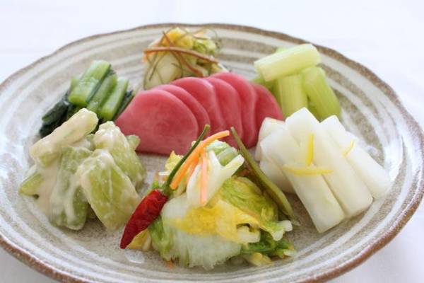 8. Dưa muối Tsukemono: Được làm từ củ cải trắng, củ đậu, cải thảo cùng cám gạo lên men, món ăn này rất phổ biến ở chợ Nishiki. Khách hàng có thể ngửi thấy mùi dưa trước khi nhìn thấy nó. Món dưa này rất ngon miệng dù hình thức không được bắt mắt cho lắm. Người bán hàng thường để khách nếm thử các loại trước khi mua. Ảnh: touristnote.