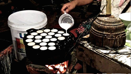 Kanom Krok bánh dừa - món ăn vặt Lào được làm từ sữa dừa và gạo nếp