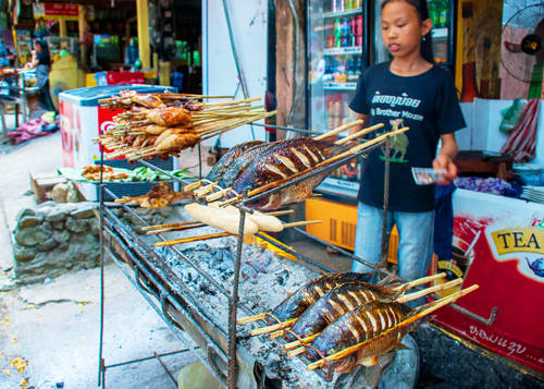 Cá muối nướng - món ăn vặt Lào phổ biến tại Luang Prabang