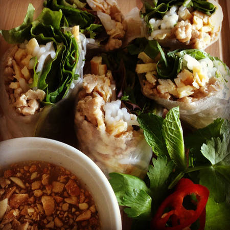 Yaw Dip món cuốn - món ăn vặt Lào với rau sống tươi