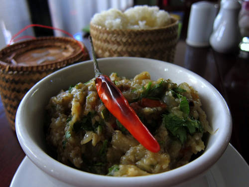 Jaew mak khua (cà tím nướng) Jaew mak khua có hương vị đậm đà của cà tím và cay của ớt, thường được phục vụ tại các quán vỉa hè. Cà tím nướng được nghiền với rau mùi và nhiều gia vị khác (trong đó có ớt) bằng cối, chày. Ảnh: legalnomads.