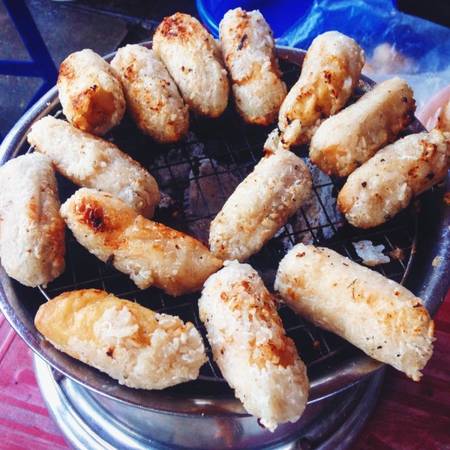 Chè chuối nướng Nguyễn Thái Học - món ăn vặt Phú Yên với chuối bọc nếp nướng ăn kèm chè.