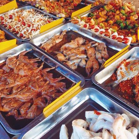 Xiên nướng tự chọn gần công viên 26/3, đường Đồng Khởi. Một xiên có giá khoảng 10.000 đồng.