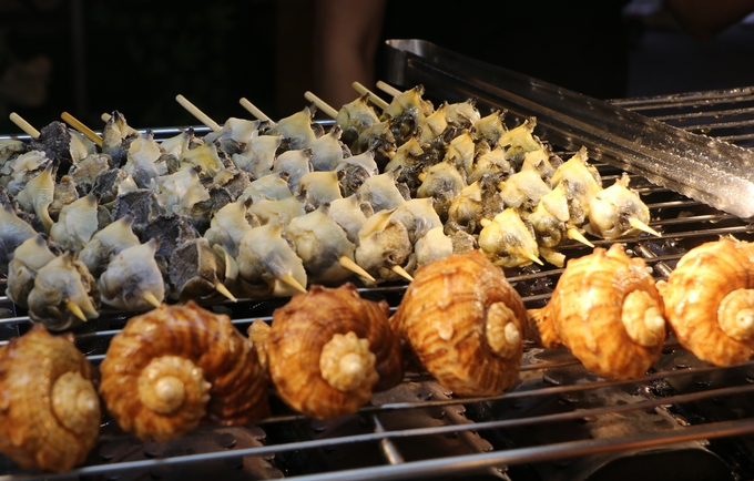 Ốc biển nướng là hải sản tươi ngon không nên bỏ qua tại chợ đêm Đài Bắc. Ốc được luộc sơ, xiên que và nướng mọi