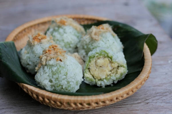 Bánh khúc Nếu thích một thứ nóng hổi và chắc dạ hơn, bạn có thể đến phố Cầu Gỗ để ăn bánh khúc. Món này thường được bọc trong lá chuối và bán mang đi. Không chỉ xôi nếp trắng, dẻo mà phần nhân đỗ xanh, thịt mỡ quyện cùng lá khúc cũng khiến thực khách ăn một lần phải thòm thèm. Giá một suất khoảng 15.000 đồng. Ảnh: Địa điểm ăn uống.