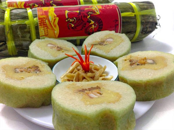 Bánh tét món bánh Tết miền Trung Bánh tét miền Trung trên bàn thờ ngày Tết