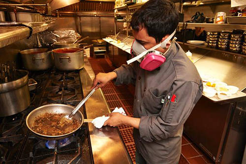 <strong>Phall, Anh:</strong> Phall được coi là món cà ri cay nhất trên thế giới với thành phần chính là các loại tiêu và ớt cực cay. Nhiều nhà hàng còn trang bị mặt nạ khí ga cho đầu bếp để tránh bị hơi ớt cay làm ảnh hưởng đến sức khỏe trong quá trình chế biến.