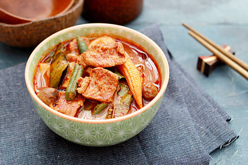 Jungle Curry, Thái Lan: Món cà ri này nổi tiếng tại Thái Lan vì số lượng lớn ớt được sử dụng để chế biến: hơn 60 loại ớt. Chắc chắn, chỉ cần nghe thấy số lượng ớt được sử dụng là du khách đã cảm thấy sức cay nóng từ món ăn.