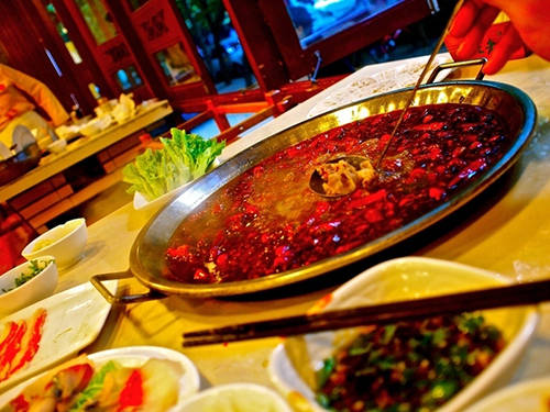 Lẩu cay, Trung Quốc:  Lẩu cay Tứ Xuyên ra đời vào những năm đầu thế kỷ 20, khi những người công nhân nghèo không có tiền mua thịt. Cuối cùng, họ sử dụng những phần thịt lợn thừa rẻ tiền, nấu trong nước lẩu rất cay để át đi mùi vị của thịt. Món ăn giờ đây không chỉ dành cho giới bình dần mà đã được nâng cấp với nhiều nguyên liệu, phục vụ cho đông đảo tầng lớp và trở nên nổi tiếng trên thế giới. Tứ Xuyên cũng là một trong 4 tỉnh nổi tiếng với các món cay ở Trung Quốc.