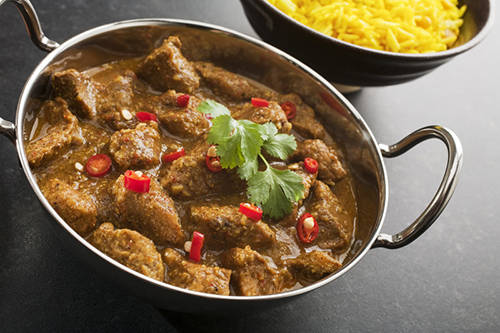 Thịt lợn Vindaloo, Ấn Độ: Món ăn truyền thống này được những người Bồ Đào Nha mang tới Ấn Độ vào thế kỷ 18. Điều thú vị là món ăn này không có một nguyên mẫu với các thành phần cơ bản. Bạn có thể thử thịt lợn Vindaloo với nhiều phiên bản, đã được tăng độ cay cho hợp với khẩu vị người dân địa phương.