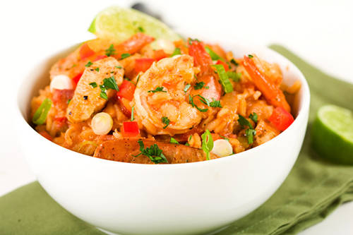 Tôm Creole, Mỹ: Tôm Creole bao gồm tôm nấu chín ăn cùng cơm, trộn lẫn với các loại rau củ như cà chua, hành, cần tây và ớt chuông. Nước sốt cay nồng của tôm Creole khiến món ăn trở nên nổi tiếng với thực khách. Khi ăn, thực khách sẽ có cảm giác như khoang miệng đang được "đốt cháy từ từ".