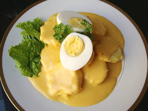 Papa A La Huancaina, Peru: Món ăn truyền thống của vùng Huancayo bao gồm các nguyên liệu cơ bản là khoai tây với nước sốt pho mát, đi kèm với trứng luộc và ô liu đen. Nghe có vẻ đơn giản và ngon miệng nhưng bạn sẽ cảm thấy sức cay nóng do món ăn có một thành phần quan trọng là ớt vàng, một loại ớt cay nổi tiếng của Peru.