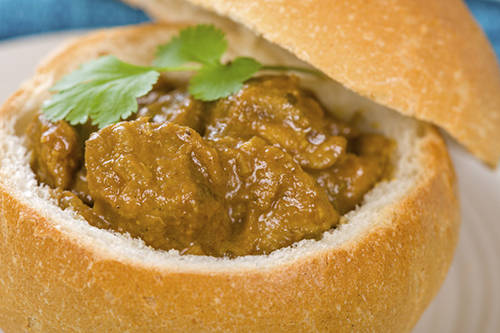 Bunny Chow, Nam Phi: Bunny Chow là món ăn truyền thống của cộng đồng người Ấn Độ tại Nam Phi, sau đó được lan rộng ra toàn thế giới. Người đầu bếp khoét một mảng lớn trên ổ bánh mì rồi đổ cà ri, với nhân là thịt và các loại đậu vào bên trong. Món ăn trở nên hấp dẫn hơn khi đi kèm với cốc bia lạnh trong những ngày nóng tại Nam Phi.