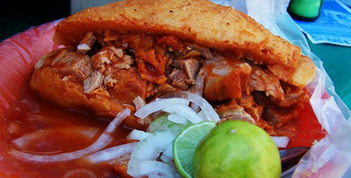Torta Ahogada, Mexico: Món ăn phổ biến tại Mexico này là một loại bánh kẹp thịt lợn, bao gồm sốt của những loại ớt rất cay, cà chua, các gia vị khác với vị ngọt giúp cân bằng và làm bớt đi vị cay. Thịt lợn được tẩm với tỏi và nước cốt cam, sau đó được nướng lên cho tới khi chín vàng.