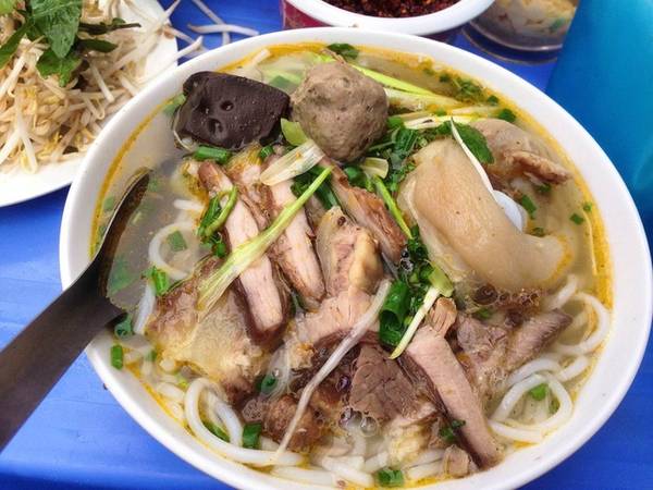 Bún bò Huế: Một món bún nổi tiếng khác là bún bò Huế, có nguồn gốc từ cố đô Huế ở miền Trung Việt Nam. Tuy vậy, người Hà Nội cũng rất ưa chuộng món này. Một bát gồm bún,chân giò lợn, thịt và tiết lợn cùng nước dùng hòa quyện đủ cay, ngọt, chua. Sự kết hợp hương vị này cũng từng làm đầu bếp Anthony Bourdain phải ngạc nhiên và khen ngợi. Nếu không ăn tiết và chân giò bạn có thể yêu cầu riêng với chủ quán. Địa chỉ ăn bún bò Huế mà Lonely Planet gợi ý là số 3 Quang Trung, quận Hoàn Kiếm.