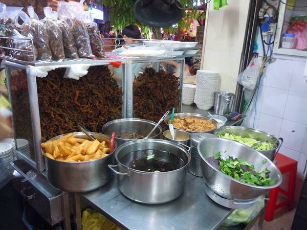 Miến xào lươn: Lươn không phải là nguyên liệu thường dùng làm salad ở Việt Nam. Để thưởng thức món lươn chế biến khác lạ đó bạn nên tới số 87, Hàng Điếu, quận Hoàn Kiếm. Quán chuyên về miến xào lươn, thịt lươn giòn được trộn với miến, trứng, giá đậu. Ngoài ra, quán còn phục vụ miến trộn, cháo lươn. Nổi bật ngay ở cửa vào là tủ thịt lươn lớn nên thực khách sẽ dễ phát hiện khi tìm tới đây.