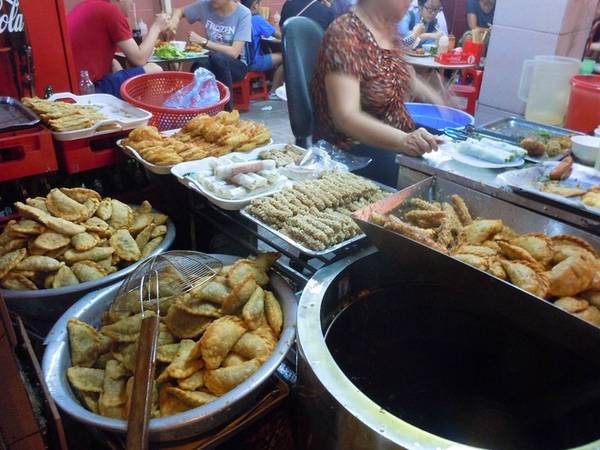 Bánh gối: Một trong những địa điểm ăn bánh gối nổi tiếng nhất Hà Nội nằm trên đường Lý Quốc Sư, gần Nhà thờ lớn. Bánh làm giống như một chiếc gối, bên trong là nhân gồm thịt lợn, nấm, miến... Du khách có thể chọn ăn thêm các món khác ở quán như nem cua bể, bánh rán thịt và bánh rán ngọt.