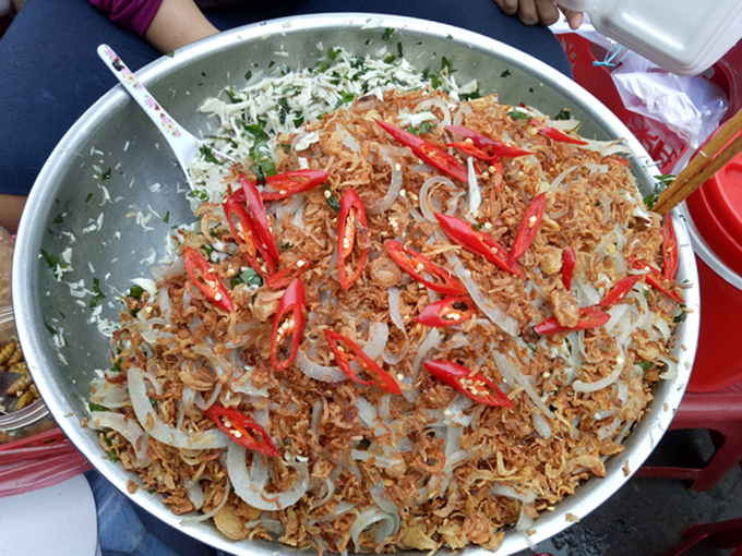 Mít trộn Dọc khu ẩm thực bên trong chợ có nhiều quầy hàng bán mít trộn da heo, hay còn gọi là gỏi mít. Món này có vị bùi và ngọt của mít non, giòn của da heo, thêm vị thơm của đậu phộng, hành phi và chút cay cay của ớt, rau thơm… tất cả tạo nên vị ngon hấp dẫn. Một đĩa mít trộn có giá 10.000 - 20.000 đồng.