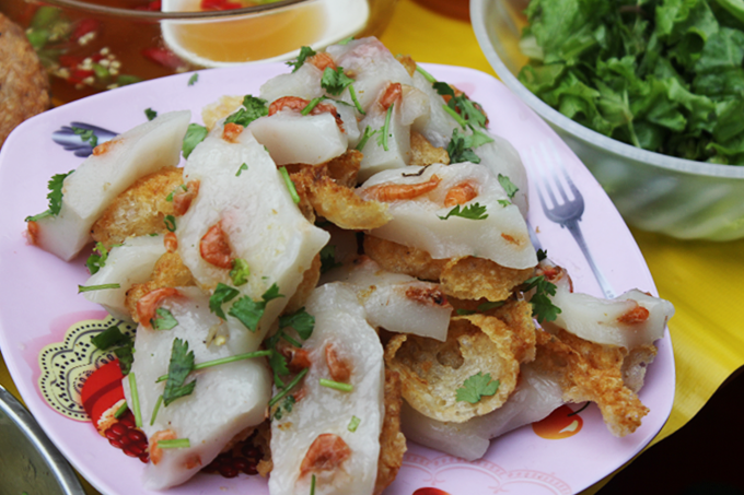 Bánh cuốn, bánh ram ít Bánh cuốn ăn kèm chả lụa, hành phi, còn bánh ram ít được kết hợp từ hai loại bánh, các nguyên liệu cơ bản như gạo nếp, bột đậu xanh và bột tôm. Nước mắm cay là món ăn kèm không thể thiếu. Giá một phần là 20.000 đồng.