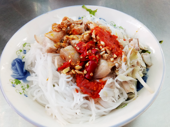 Bún mắm nêm Đây là món ăn đặc trưng của ẩm thực miền Trung. Tô bún mắm nêm mang ra, thực khách cảm nhận mùi thơm của mắm kết hợp vị cay xé lưỡi của ớt. Hàng bún mắm chị Trinh ở khu ẩm thực phía trong được yêu thích hơn cả. Giá một phần bún mắm heo quay là 20.000 đồng.