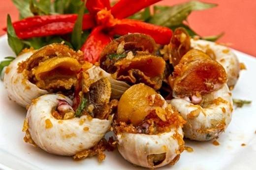 Ốc mỡ xào dai ngọt, kết hợp với tỏi cháy vàng thơm nồng bắt mắt.
