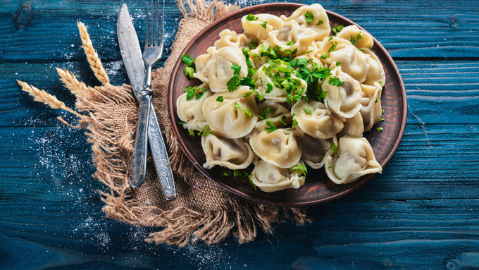 Pelmeni  Đây là những chiếc bánh nhỏ làm từ thịt bằm nhuyễn gói trong một lớp bột rồi luộc chín trong nước muối. Bạn có thể thấy món ăn này khá giống ravioli của Italy nhưng đừng nói điều đó với người Nga. Họ còn thêm hành và đôi khi có cả đá bào vào trong nhân bánh.