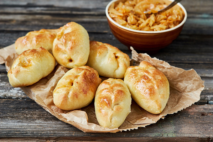 Pirojki  Bạn muốn thích ngọt hay mặn đều có thể thưởng thức món này. Thực khách có thể thử cả phiên bản pirojki mặn với cải bắp, cơm, trứng, thịt bằm, hoặc phiên bản ngọt kèm táo và quả mọng.