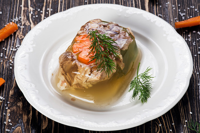 Kholodets  Kholodets là một món nấu đông từ thịt lợn hoặc bò, thường ăn kèm với khoai tây và thì là. Từ kholod trong tiếng Nga nghĩa là lạnh vì thế món ăn cũng phổ biến hơn vào mùa đông, đặc biệt là các dịp lễ hội. Tuy vậy, Kholodets vẫn có thể nấu lúc nào tùy thích.
