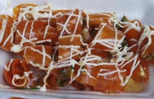Bánh tráng cuốn beo béo mặn mặn thường bán kèm bánh tráng trộn