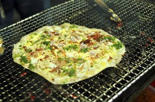 Bánh tráng nướng sẽ cực thơm ngon với lớp trứng cút được trán dưới phần đế bánh