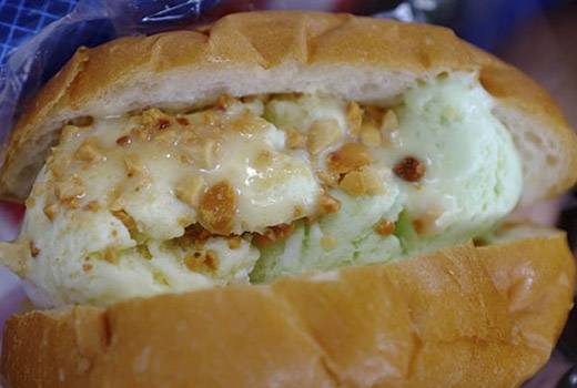 Bánh mì kem ​đơn giản chỉ là bánh mì mềm, kẹp thêm hai đến ba muỗng kem tròn, rắc đậu phộng rang và sữa đặc. (Ảnh: Internet)
