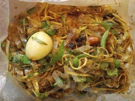 Bánh tráng trộn - món ăn không bao giờ lỗi mốt. (Ảnh: Internet)