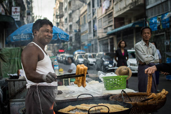 E Kya Kway - món ngon đường phố Yangon được làm từ bột gạo chiên phồng, thường ăn kèm cháo hoặc Mohinga