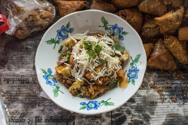 Nộm samosa - món ngon đường phố Yangon với bánh chiên tam giác và rau củ