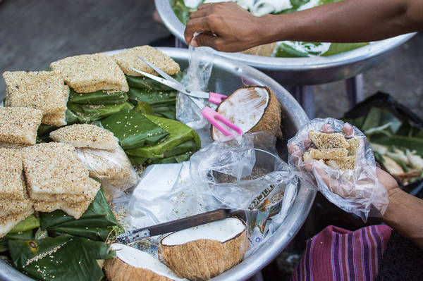 Koh Pieh - món ngon đường phố Yangon làm từ gạo nếp phủ mè