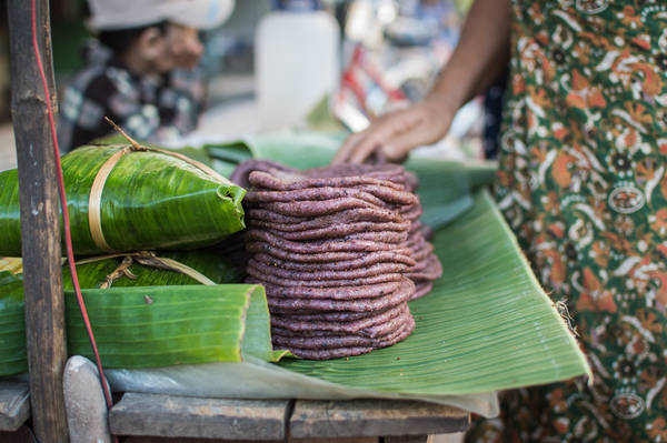 Koh Puo - món ngon đường phố Yangon nướng than củi ăn với siro đường thốt nốt
