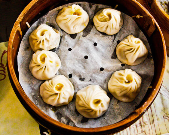 1. Xiao Long Bao (Bánh bao hấp): Đây là một loại bánh bao nổi tiếng của Thượng Hải, thường ăn kèm với nước canh và thịt heo. Chiếc bánh được bọc khéo léo, xinh xắn bởi một lớp áo bánh mỏng tang. Khi ăn da bánh mềm dai vừa phải quyện với nhân mềm thơm, hấp dẫn vô cùng. Ảnh: Fiona Reilly