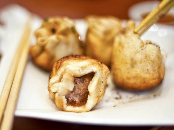 2. Sheng Jian Bao (Bánh bao chiên): Hình ảnh của Sheng Jian Bao thường gắn liền với các đầu bếp ở một quán ăn sáng nhỏ cùng với một chiếc chảo đen khổng lồ, được đậy bằng cái nắp gỗ nặng trịch. Sheng Jian Bao là một loại bánh bao chiên đặc sản, món ăn sáng phổ biến nhất ở Thượng Hải kể từ đầu những năm 1900. Sheng Jian Bao có một lớp vỏ ngoài mềm mại, bên trong có nhân thịt viên và nước dùng nóng hổi, thơm lừng. Ảnh: Fiona Reilly