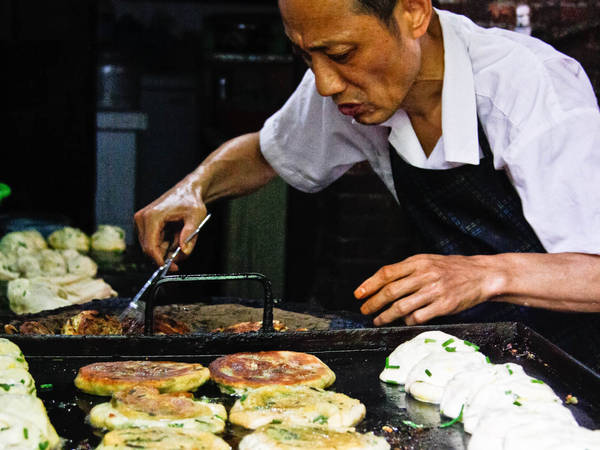 4. Cong You Bing (Bánh kẹp hành chiên): Đây là một loại bánh nướng đường phố rất ngon và nổi tiếng của Thượng Hải. Món ăn này được nhồi với hành lá và mỡ heo. Loại bánh này được nướng trong lò để tạo nên sự kết hợp không thể cưỡng lại của lớp vỏ giòn tan bên ngoài và nhân bánh tơi xốp bên trong. Ảnh: Fiona Reilly